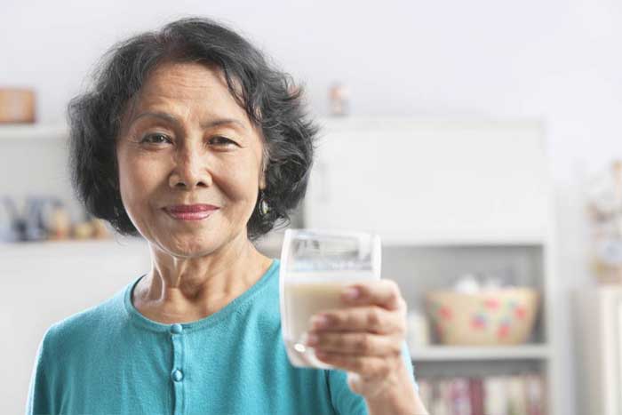 Susu Kalsium Tinggi, Nutrisi Untuk Daya Tahan Tubuh Lansia