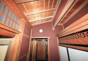 Rumah dengan Plafon Tinggi